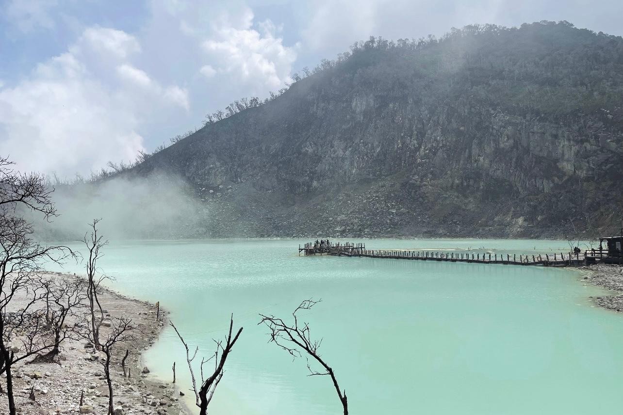 From Jakarta: Bandung Kawah Putih, Rengganis Suspension Bridge, Tea Plantation & Hot Springs Tour