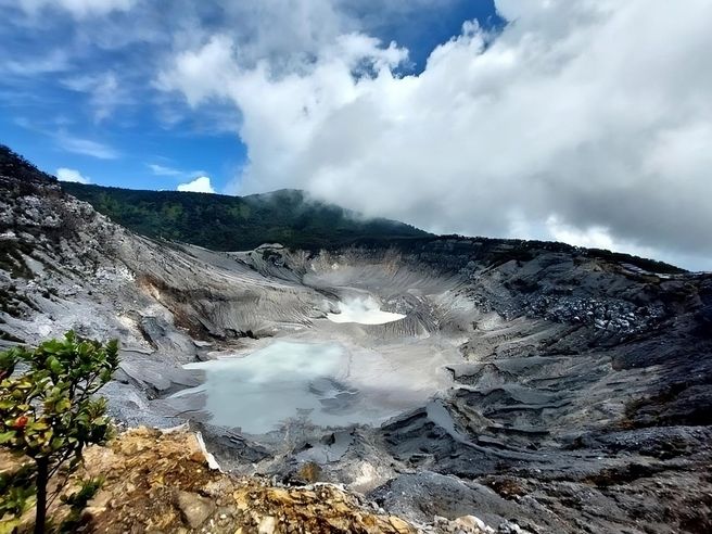 From Jakarta: Bandung Tangkuban Perahu Volcano, Tea Plantation & Hot Springs Tour with Hotel Pickup