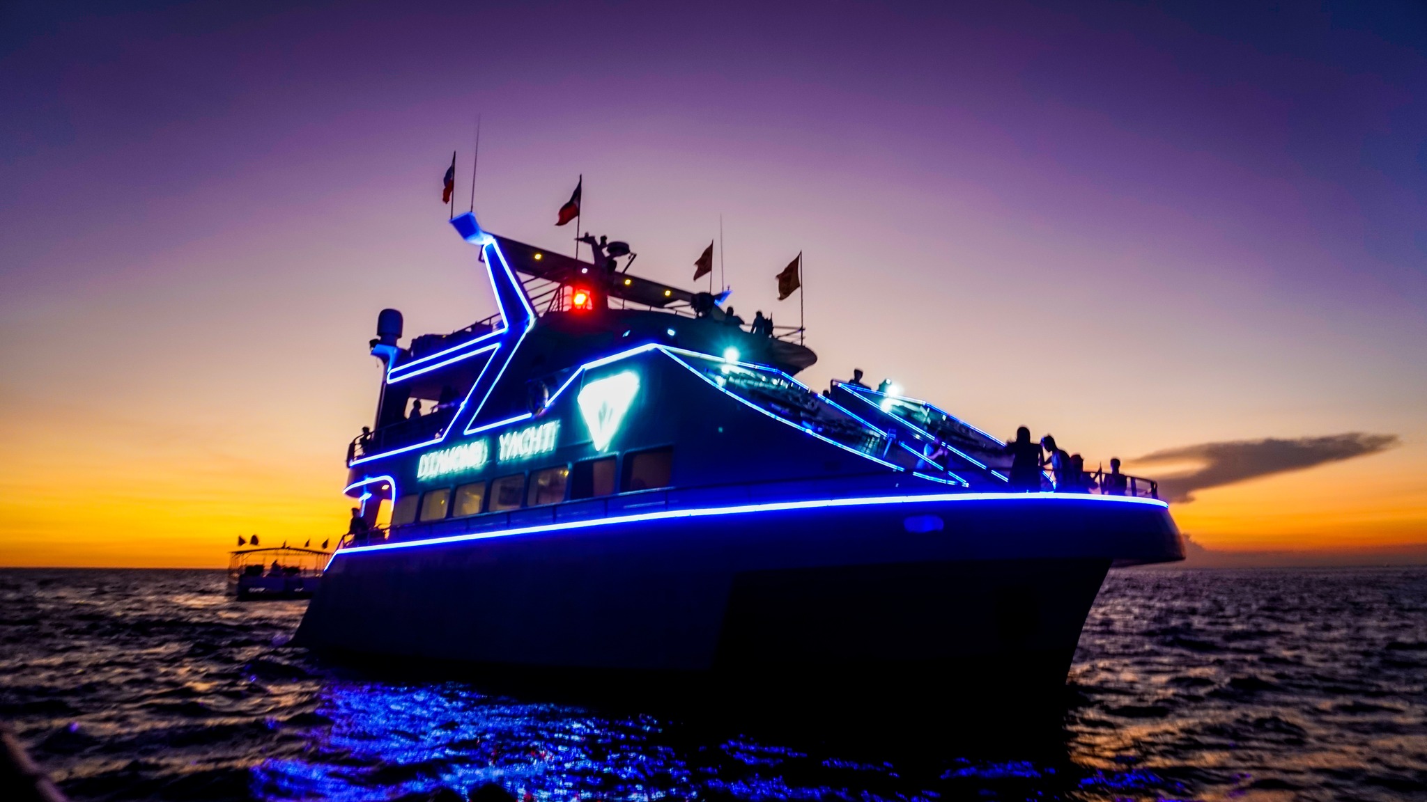 Boracay Diamond Yacht Sunset Cruise - Unlimited Drinks and Live Performance