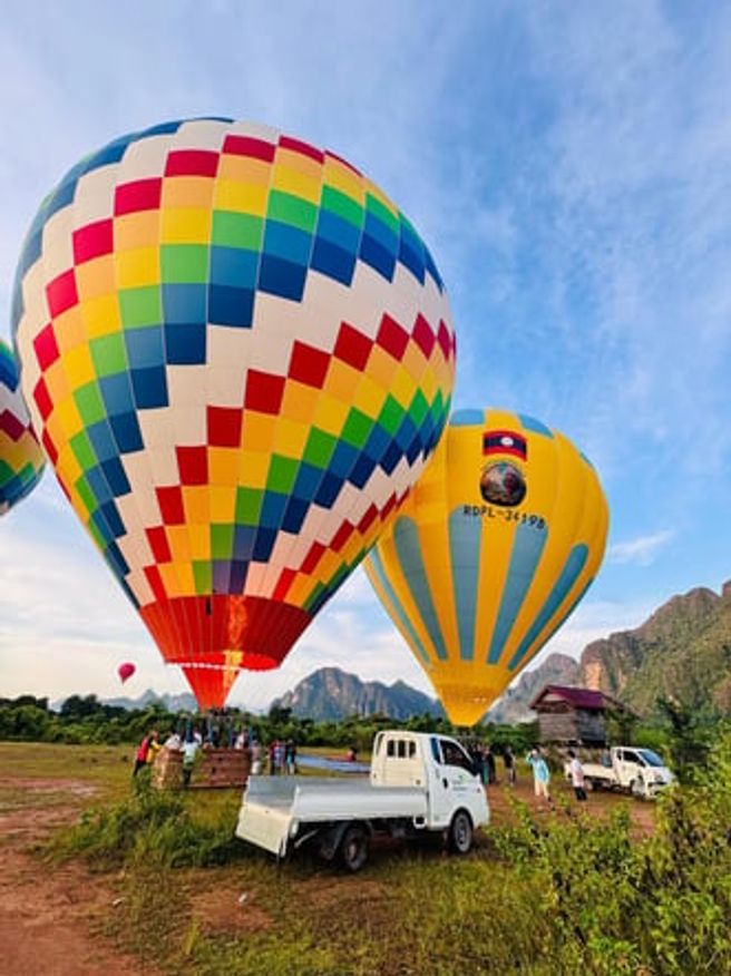 バンビエン 熱気球&洞窟チュービング・ロングテールボート半日ツアー(ホテル送迎)