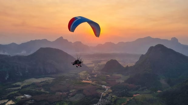 Vang Vieng Paramotor Sky Tour (Hotel Pickup Included)