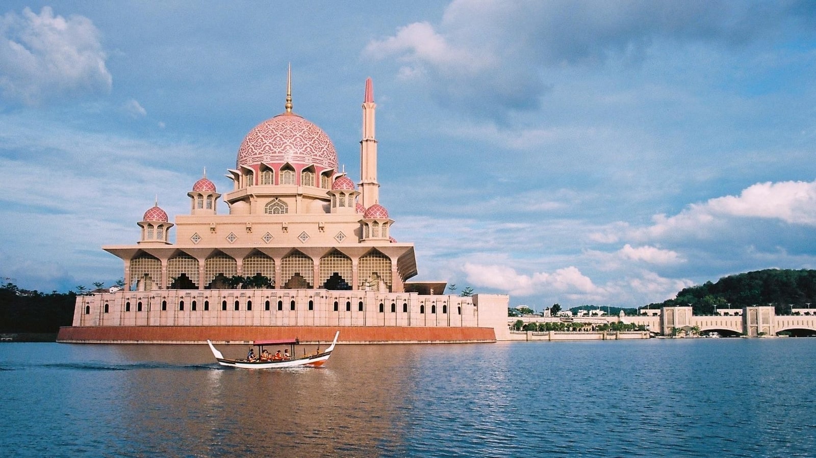 Putrajaya Half-Day Tour from Kuala Lumpur - Lake Boat Cruise & Pink Mosque