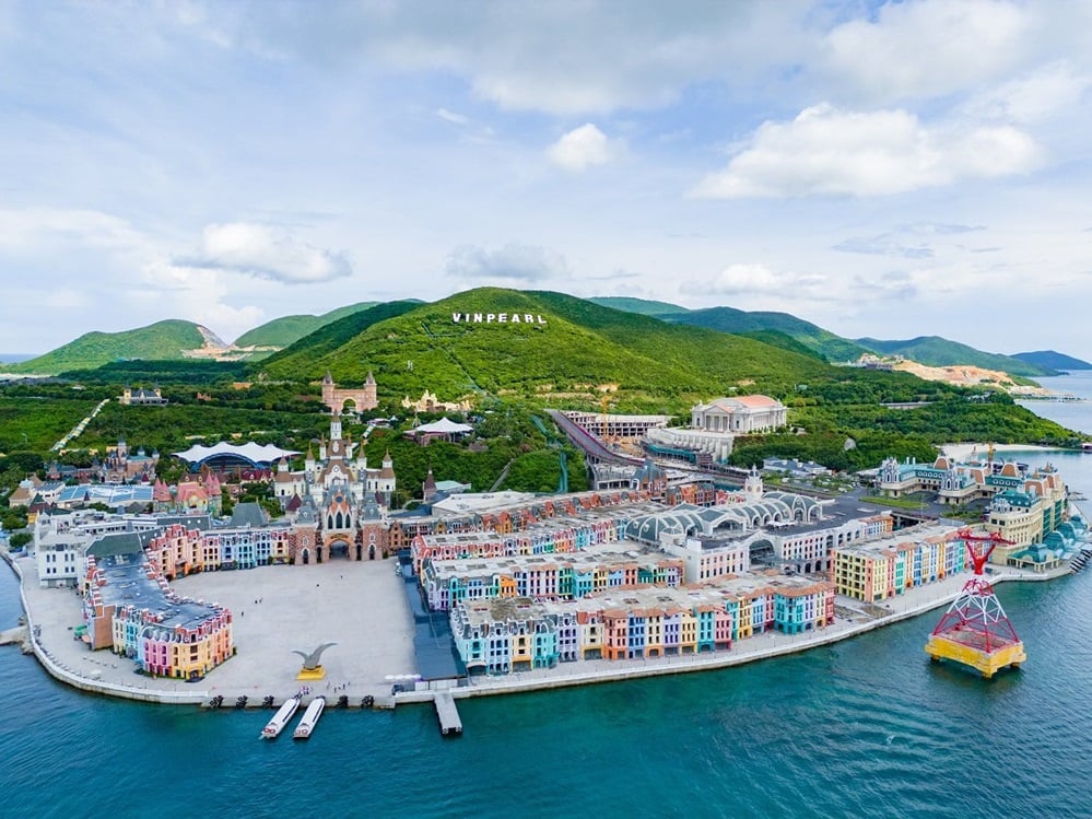 Nha Trang Vinpearl Harbour Round-Trip Cable Car & Aquafield Jjimjilbang Combo Ticket