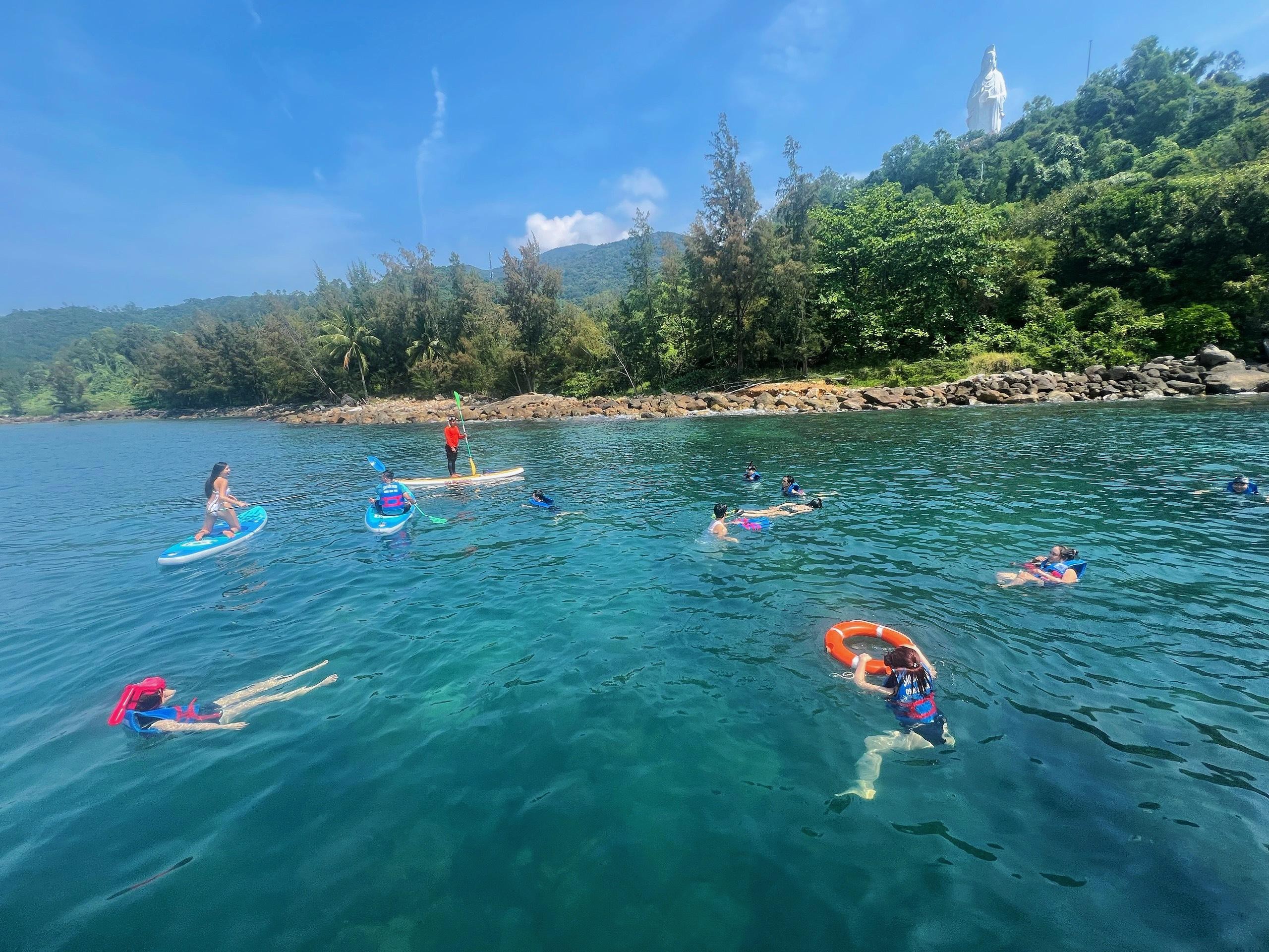 ダナン ソンチャー半島 シュノーケリングボートツアー - バイナムビーチのサンゴ礁