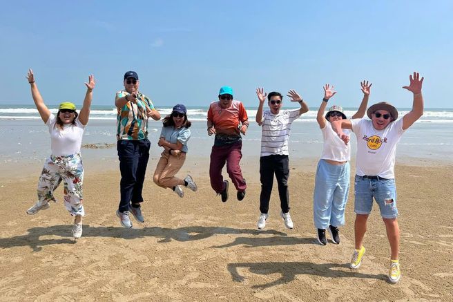Vung Tau Christ Statue & White Palace & Thuy Van Beach Day Tour from Ho Chi Minh City - Lunch Included
