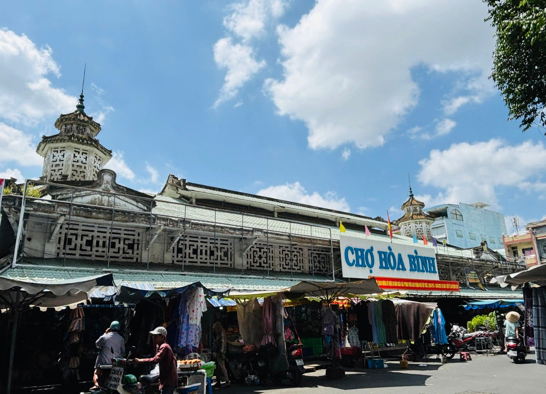 Ho Chi Minh City Xom Cai Local Life Walking Tour - Hoa Binh Market & Van Phat Pagoda