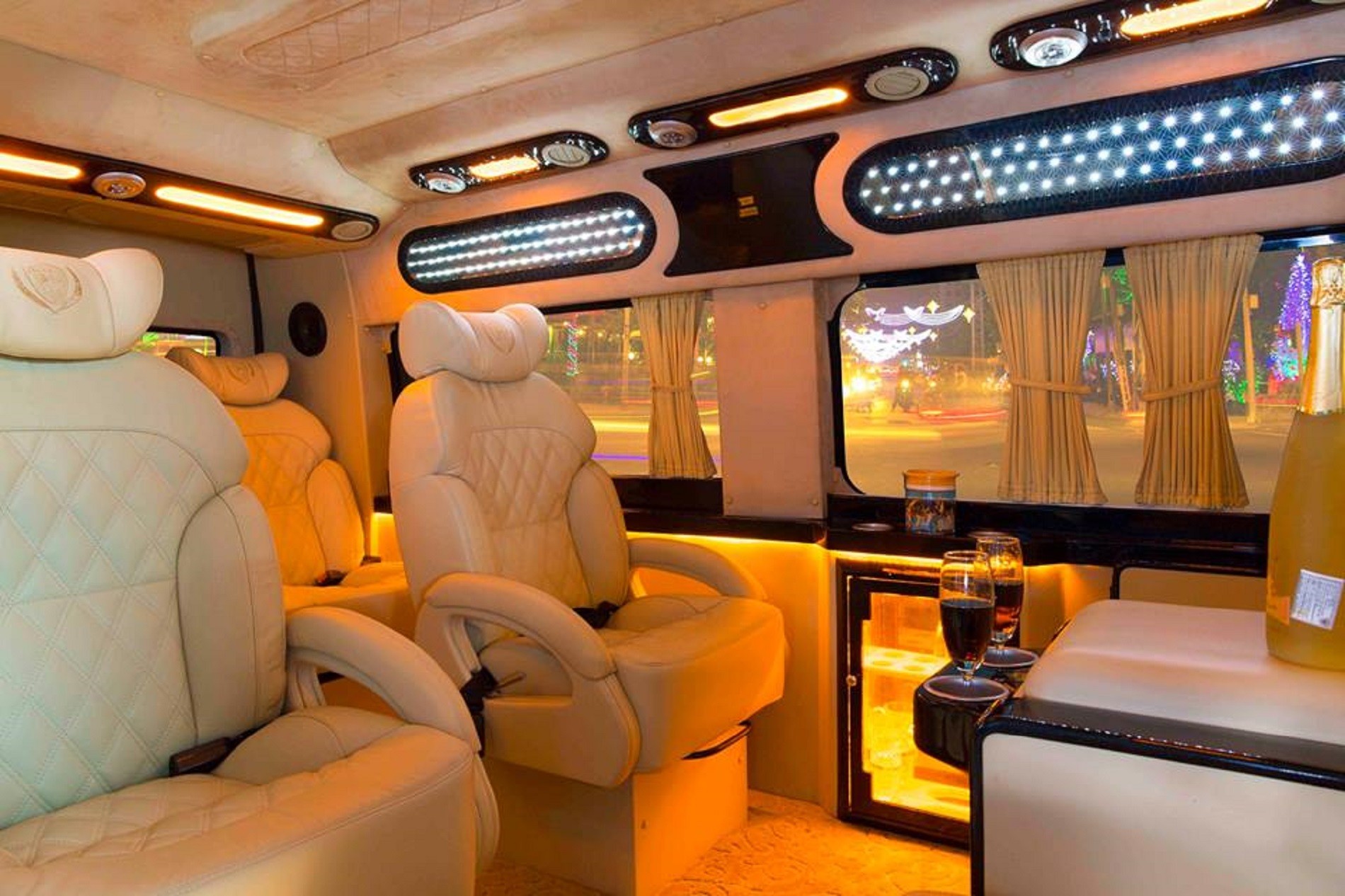 ホーチミン発 クチトンネル＆メコンデルタ日帰りツアー - VIPリムジン