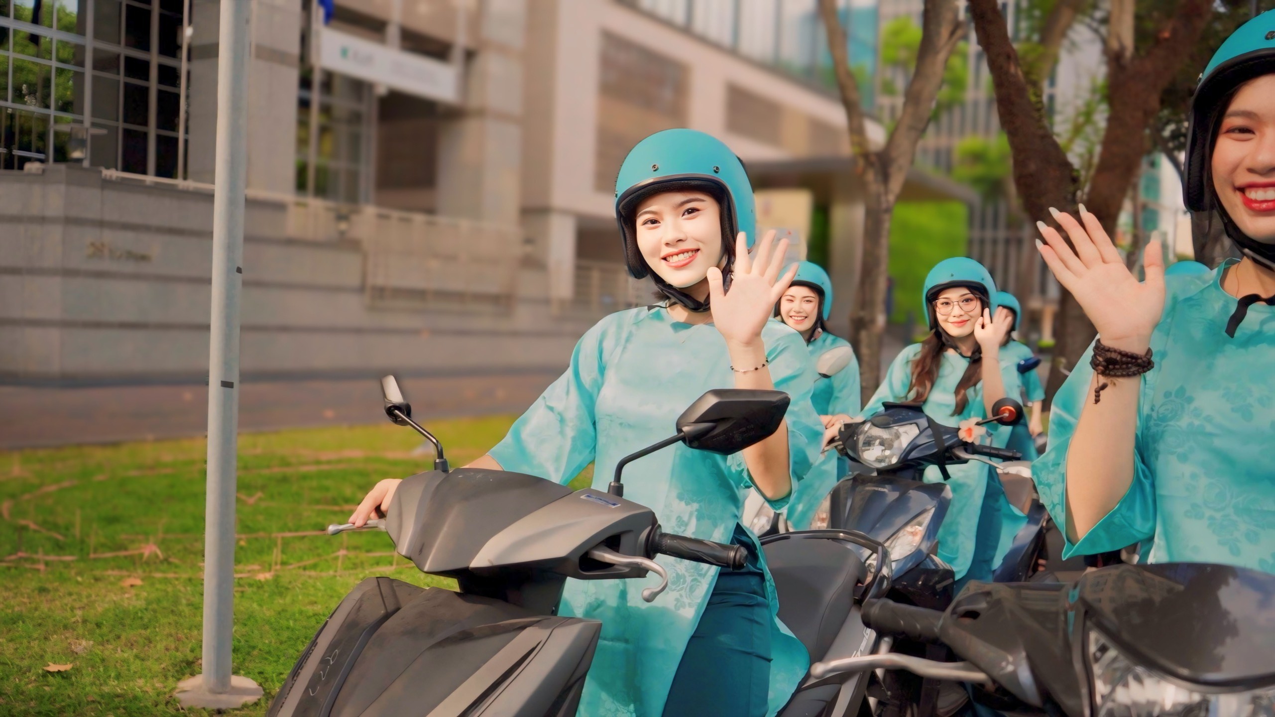 ホーチミン バイクで巡る屋台グルメツアー - 女性ガイド