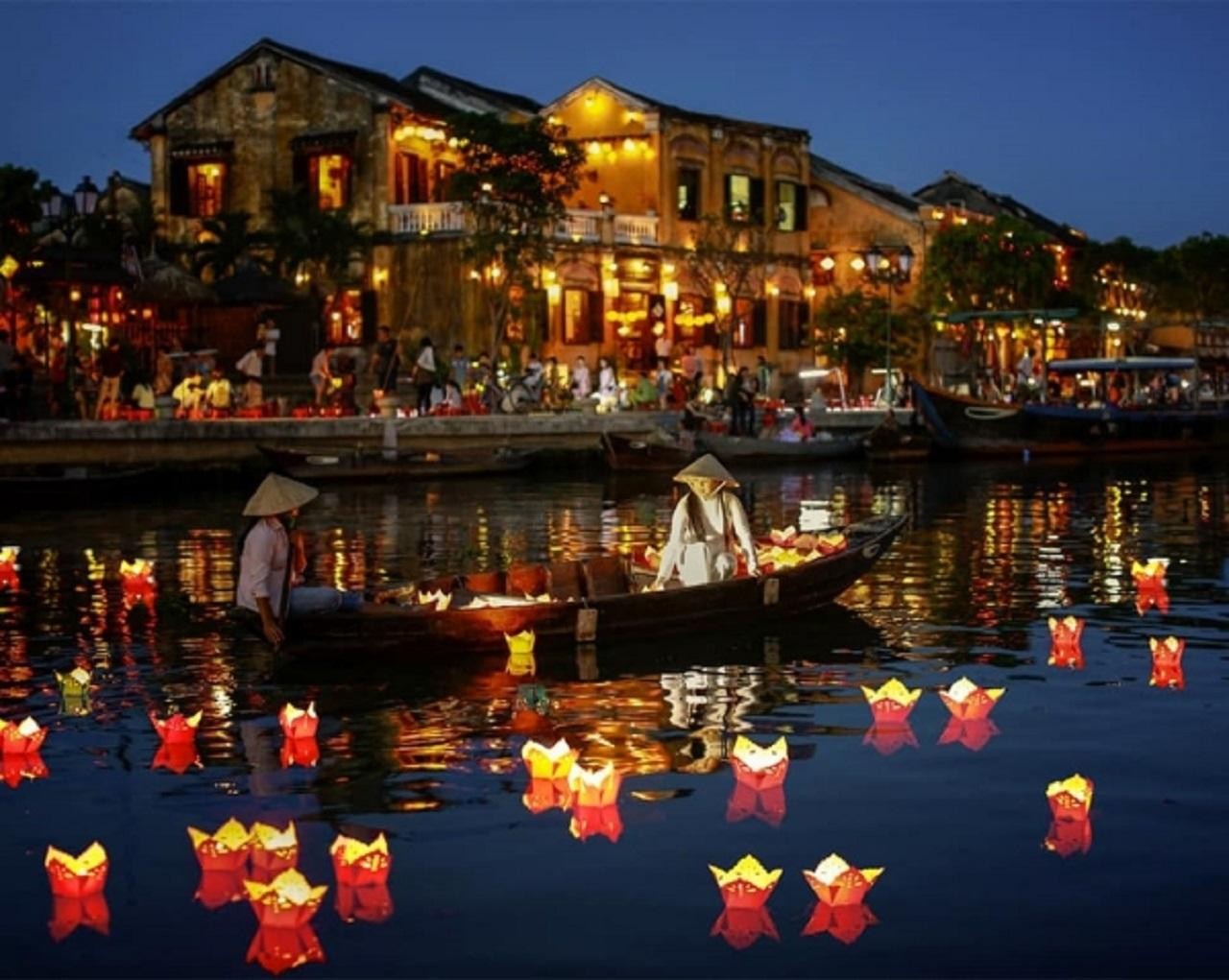 Hoi An Hoai River Night Private Boat Ride & Floating Lantern Experience