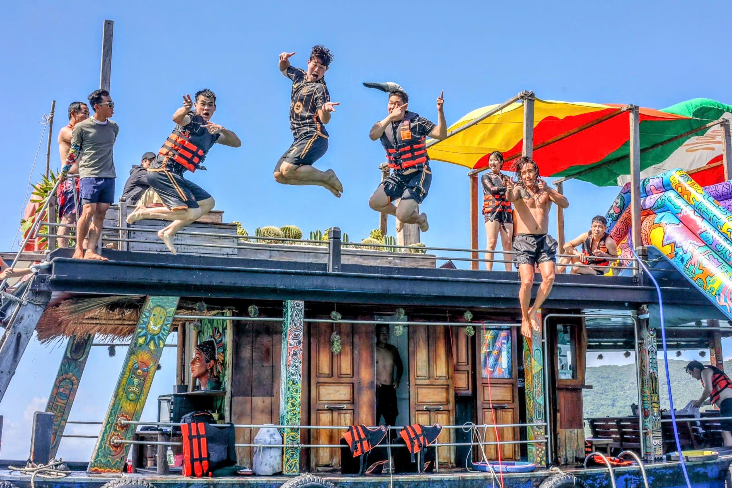 ニャチャン YOLOオーシャンキャンプ 3島シュノーケリングツアー 船上BBQランチ付き