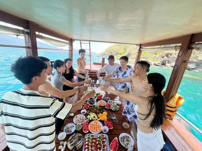 Nha Trang Hon Mot Island Snorkeling and Pearl Bay Fishing Boat Tour with Seafood Lunch
