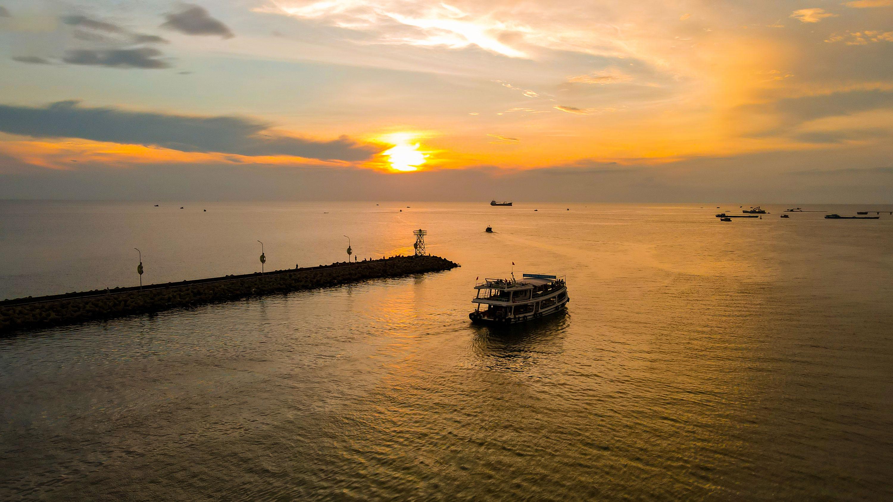 Phu Quoc Duong Dong Sunset Cruise & Night Squid Fishing Tour with BBQ Shrimp Dinner