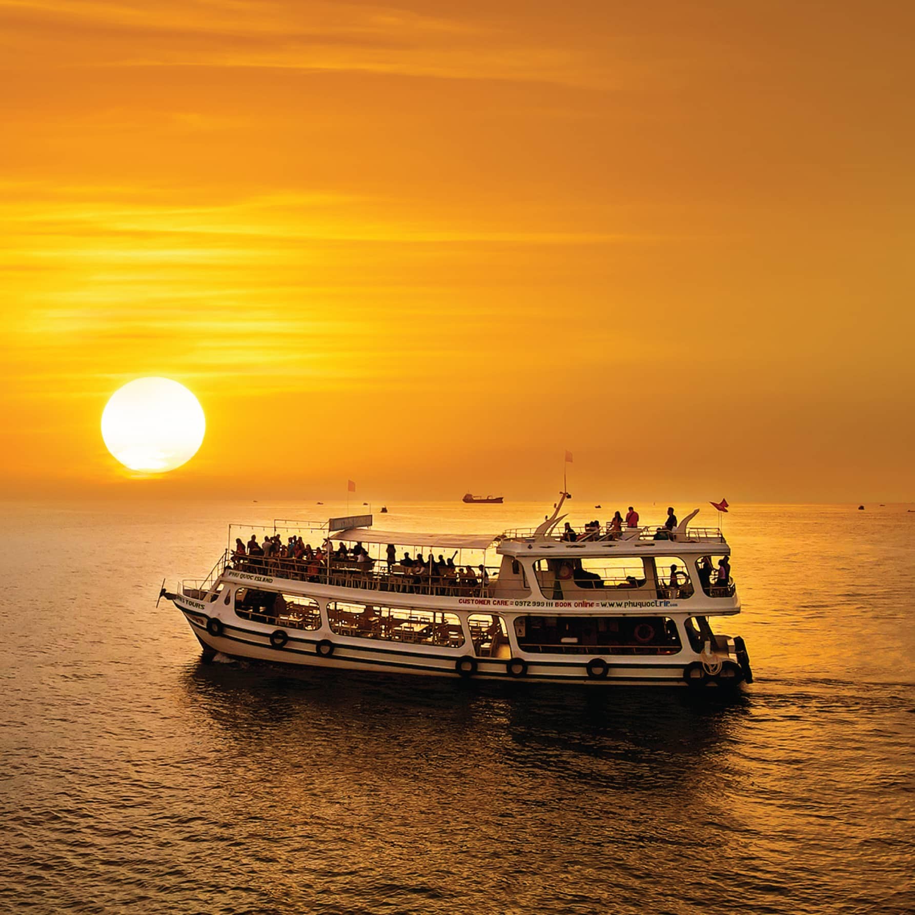 Phu Quoc Sunset Boat Trip & Night Squid Fishing with Dinner and Hotel Pickup