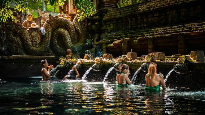 バリ島 ティルタエンプル寺院 沐浴の儀式ガイドツアー