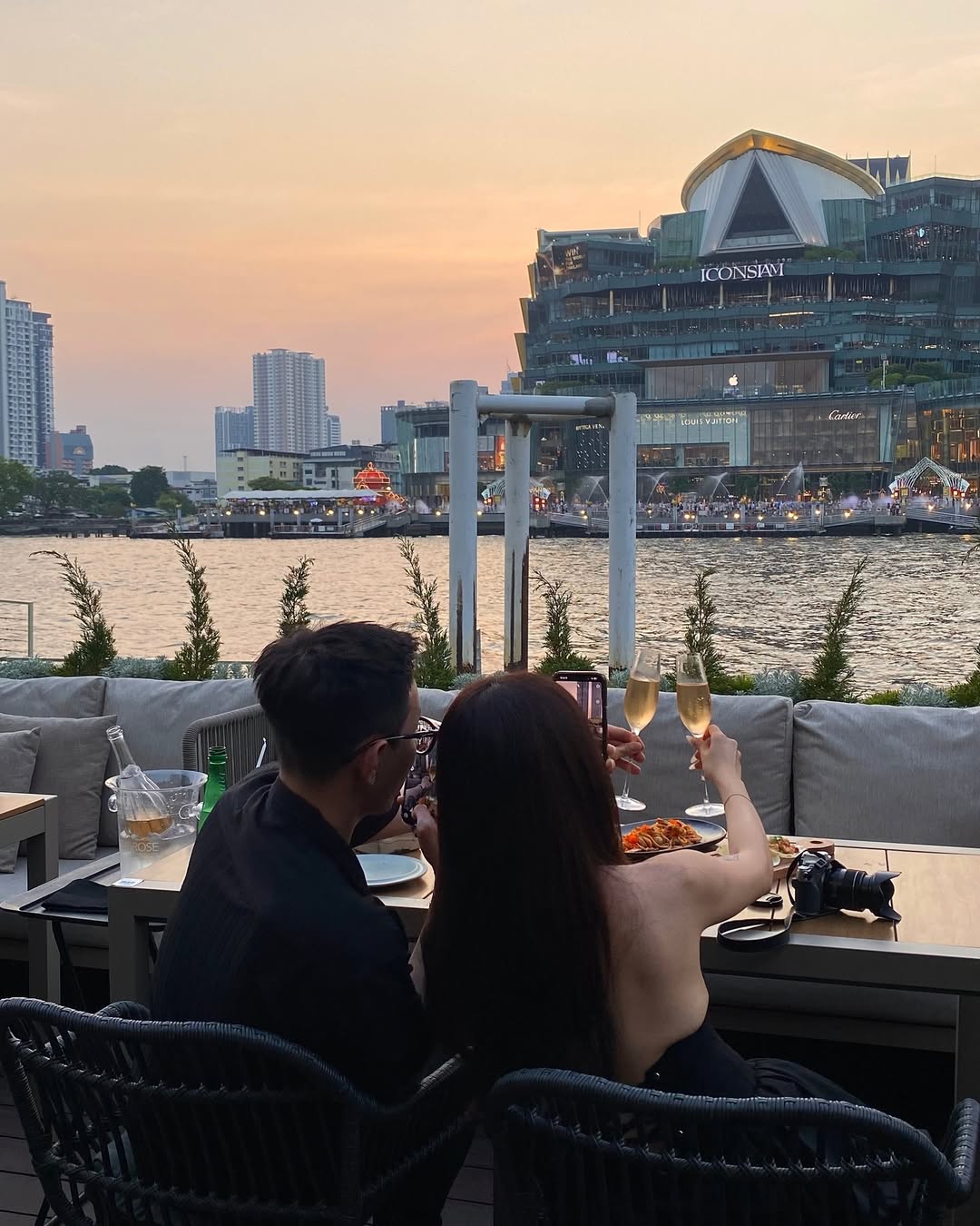 차오프라야 강 야경 맛집, 하울러 바 앤 그릴