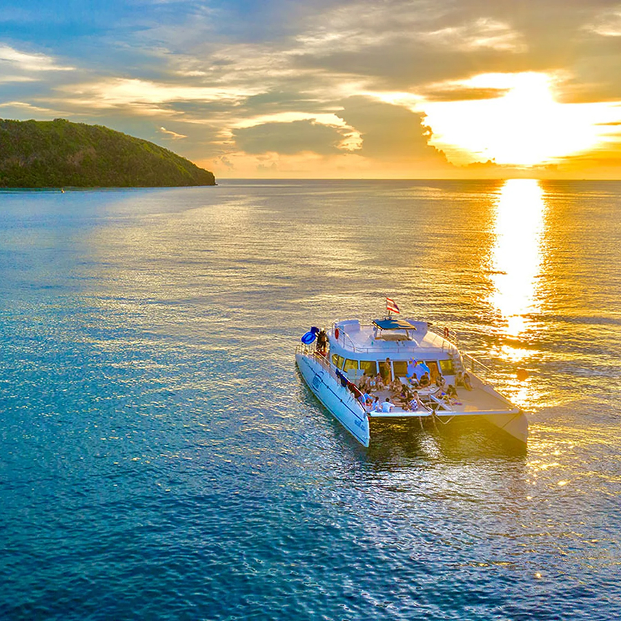 Freedom over the blue waves — Pattaya yacht tour.